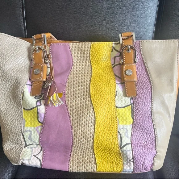 Brand new bag from Relic.
Has comfy straps and center divider. - Picture 1 of 3